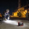 ODYSSEY: COB-Arbeitsleuchte mit 900 Lumen. 4 AA-Batterien nicht im Lieferumfang enthalten.