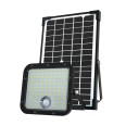 Solarbetriebener LED-Fluter mit 4800 Lumen und Bewegungsmelder. Abnehmbares Solarpanel.