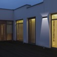 LINER: 700-lumen solar LED wall light with double beam. Anthracite.