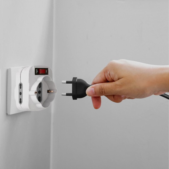 Rotating adapter: 1 x 10A plug vs. 2 x 10/16A...
