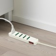 Regleta con enchufe acodado de 10 A para cinco tomas de corriente de 10/16 A. Con interruptor de seguridad. Color blanco.