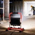 WAINGRO 50W: 50-W-SMD-LED-Arbeitsleuchte mit Bodenhalterung und 2 m Kabel. Schutzart IP65. Rot.